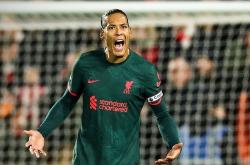 -利物浦连遭打击，范戴克受伤报销的简单介绍