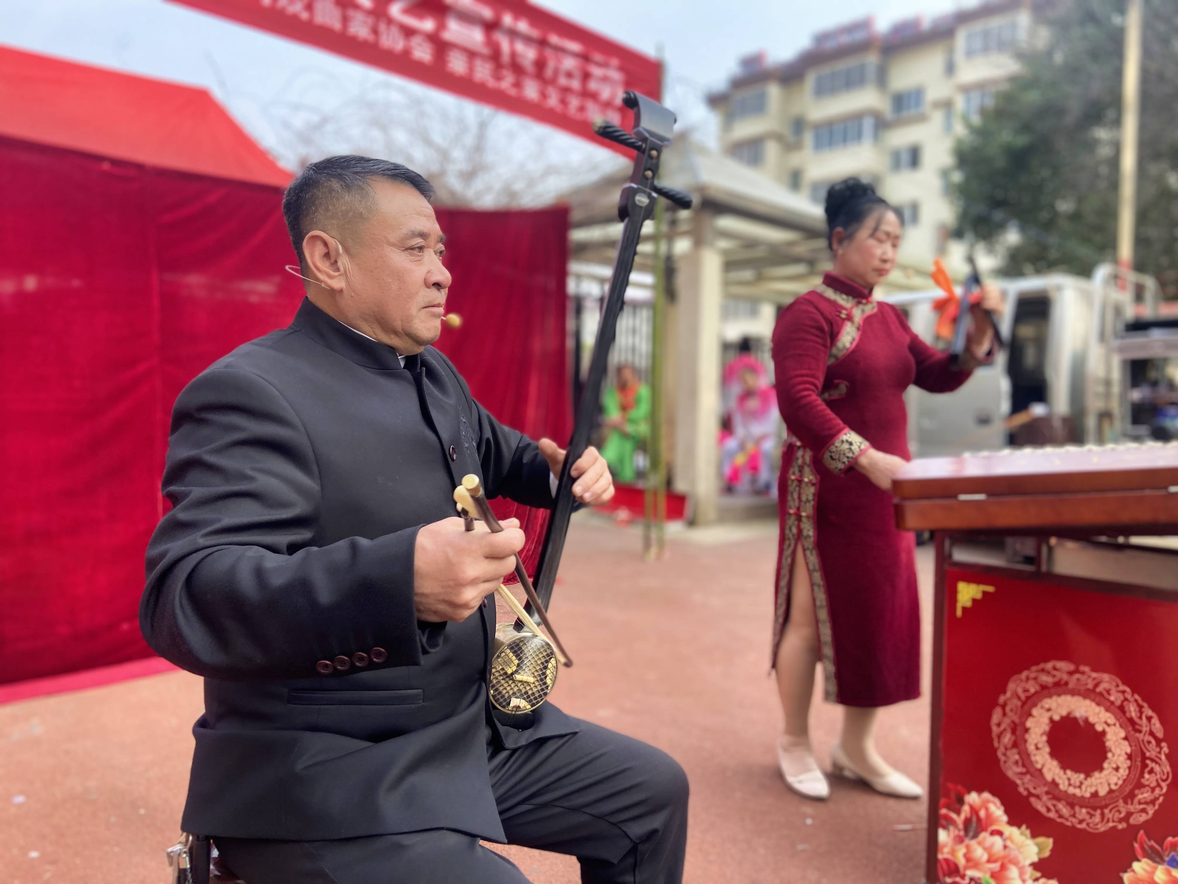 选手技艺精湛，观众掌声不断