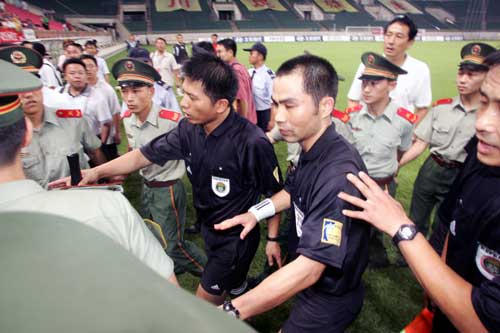 关于裁判判罚惹争议，河床怒摔队长袖标离场！！的信息