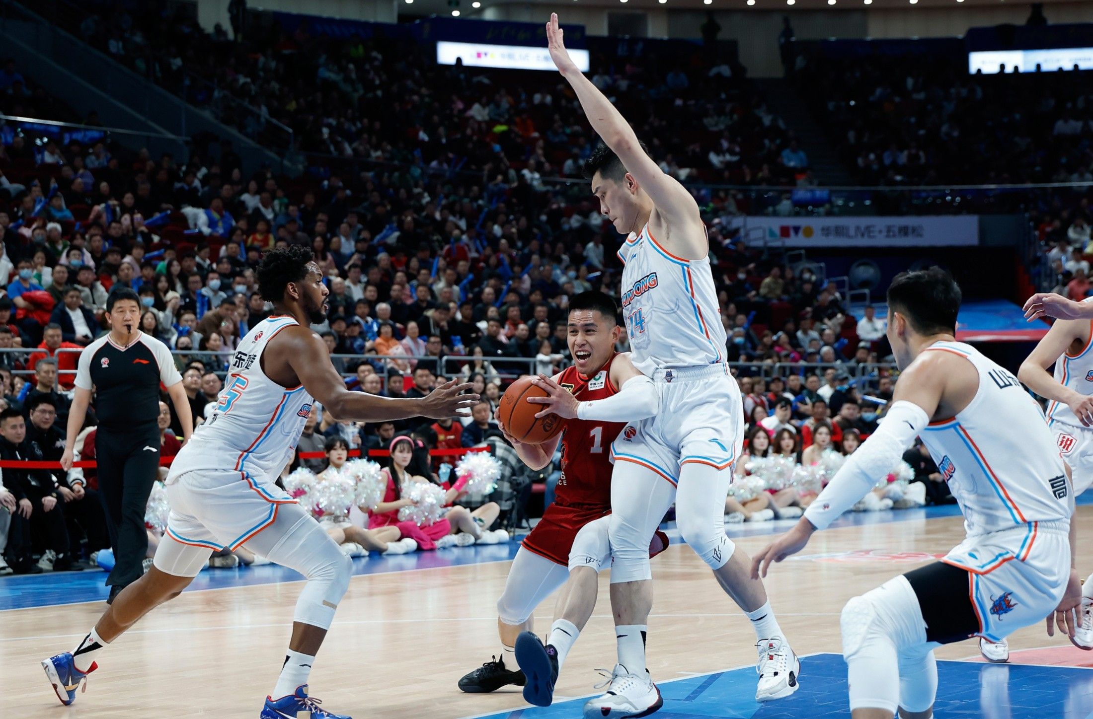 包含NBA球队实力均衡，强队在比赛中展现各自拼搏态度的词条