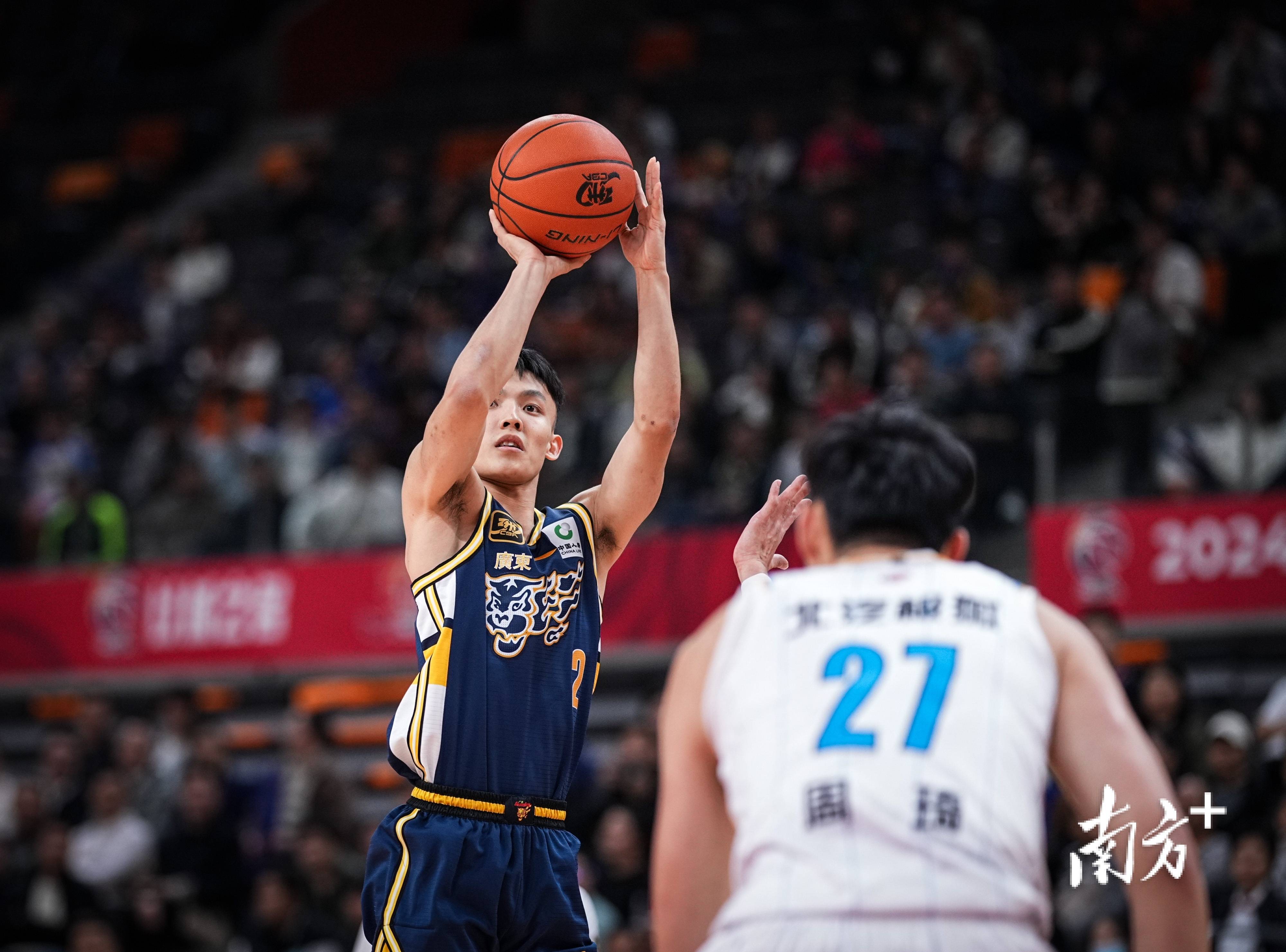 广东男篮大胜四川队,保持不败之地