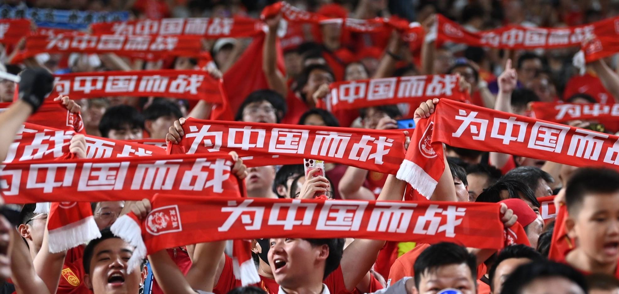 足球联赛战况激烈，球员全力以赴奋勇拼搏