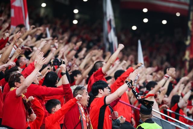观众投入热情，为爱国偶像加油助威