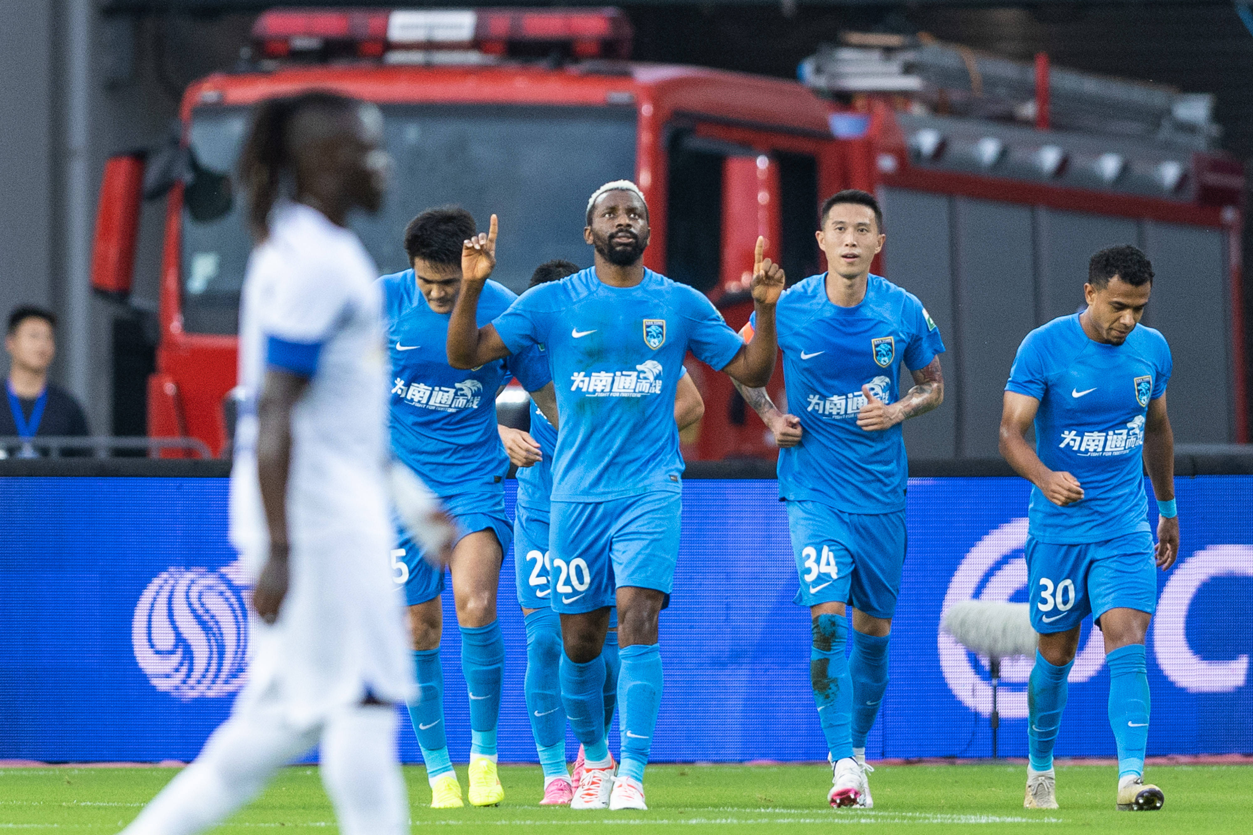 国内球队在足球赛事中大放异彩 国内球队在足球赛事中大放异彩