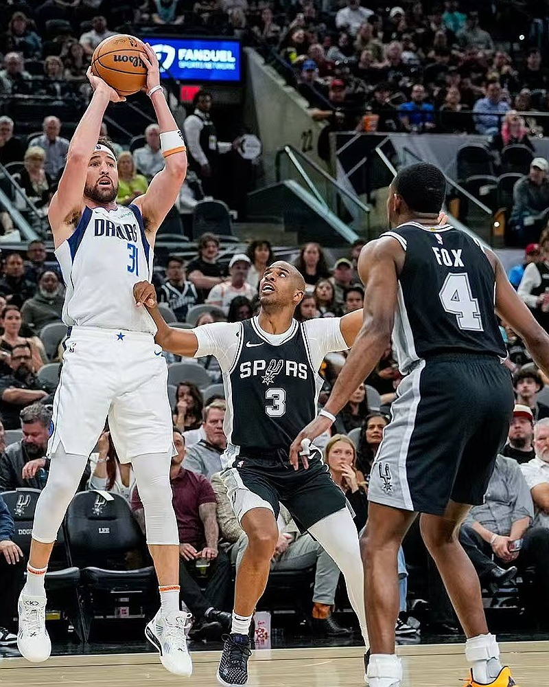 独行侠横扫广东队，克莱点燃赛场