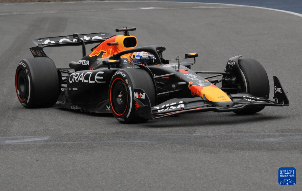 索伯车队完胜红牛车队,塞恩斯关键制胜 索伯车队完胜红牛车队,塞恩斯关键制胜